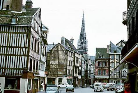 2° giorno LIONE – ROUEN Prima colazione. In mattinata partenza per Rouen.